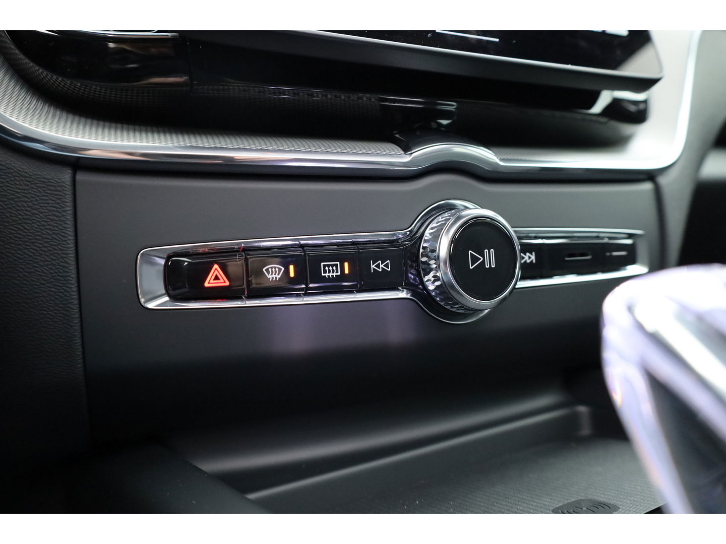 Volvo XC60 2.0 T6 Plug-in hybrid AWD Ultra Black Edition | Facelift | Pano-dak | HUD | H&K Audio | Sportstoelen | ACC | 4x stoel + stuurverw. |