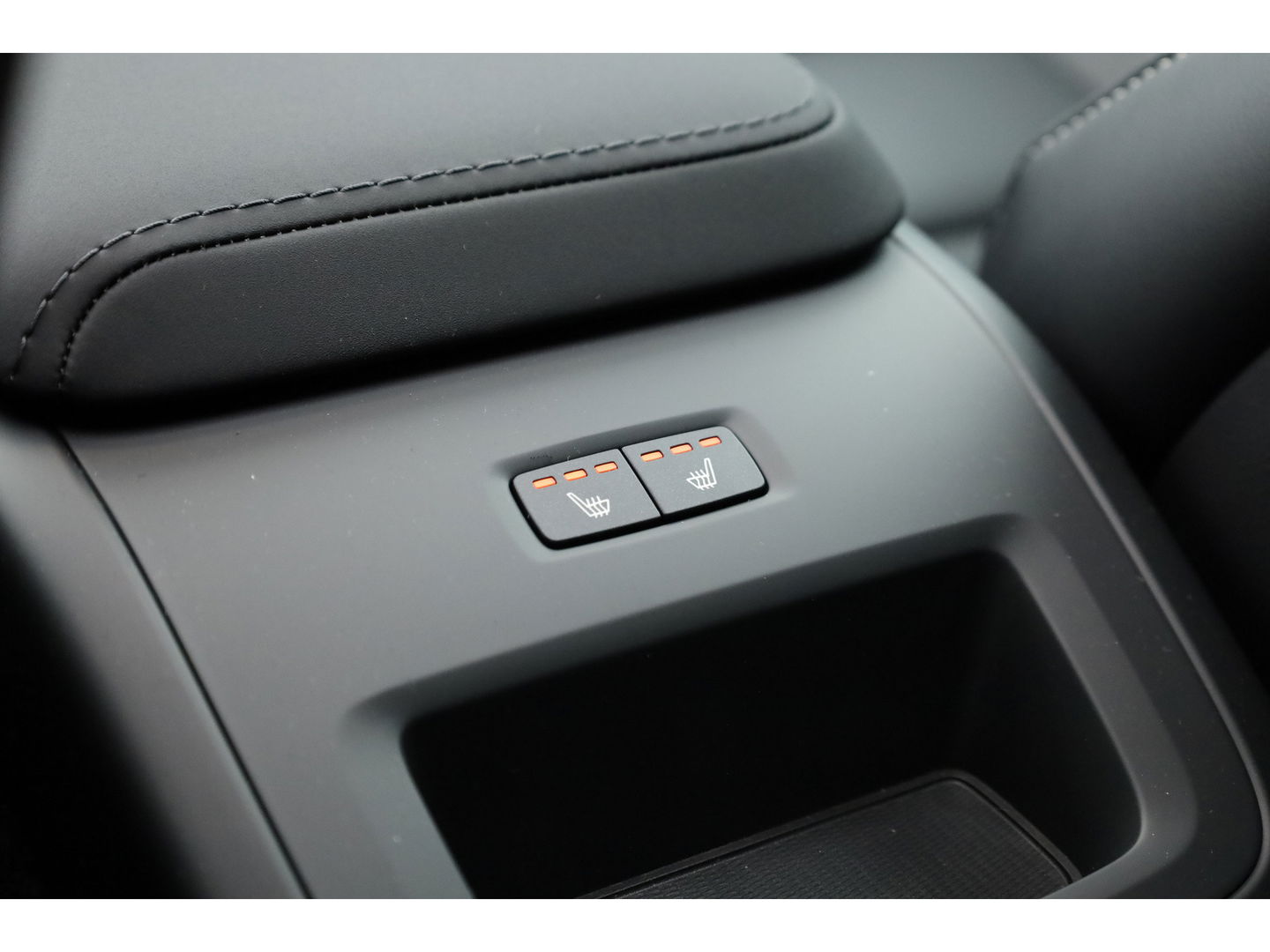 Volvo XC60 2.0 T6 Plug-in hybrid AWD Ultra Black Edition | Facelift | Pano-dak | HUD | H&K Audio | Sportstoelen | ACC | 4x stoel + stuurverw. |