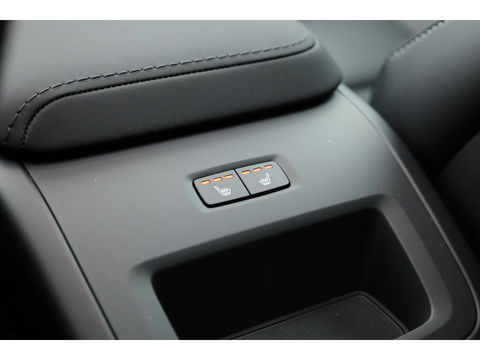 Volvo XC60 2.0 T6 Plug-in hybrid AWD Ultra Black Edition | Facelift | Pano-dak | HUD | H&K Audio | Sportstoelen | ACC | 4x stoel + stuurverw. |