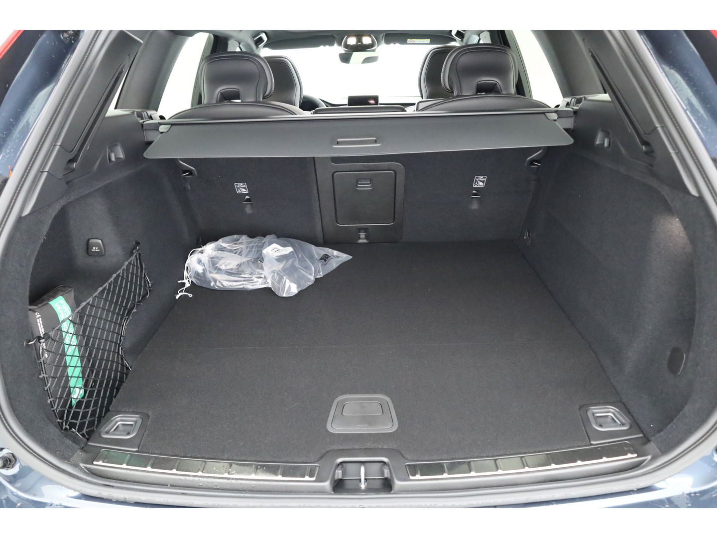 Volvo XC60 2.0 T6 Plug-in hybrid AWD Ultra Black Edition | Facelift | Pano-dak | HUD | H&K Audio | Sportstoelen | ACC | 4x stoel + stuurverw. |