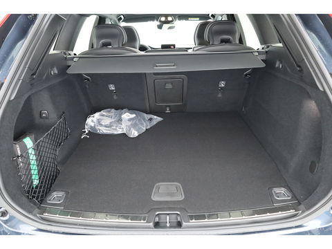 Volvo XC60 2.0 T6 Plug-in hybrid AWD Ultra Black Edition | Facelift | Pano-dak | HUD | H&K Audio | Sportstoelen | ACC | 4x stoel + stuurverw. |