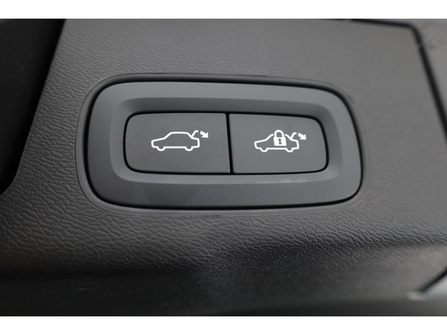 Volvo XC60 2.0 T6 Plug-in hybrid AWD Ultra Black Edition | Facelift | Pano-dak | HUD | H&K Audio | Sportstoelen | ACC | 4x stoel + stuurverw. |