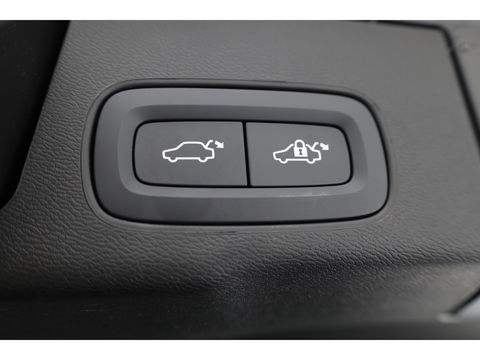 Volvo XC60 2.0 T6 Plug-in hybrid AWD Ultra Black Edition | Facelift | Pano-dak | HUD | H&K Audio | Sportstoelen | ACC | 4x stoel + stuurverw. |