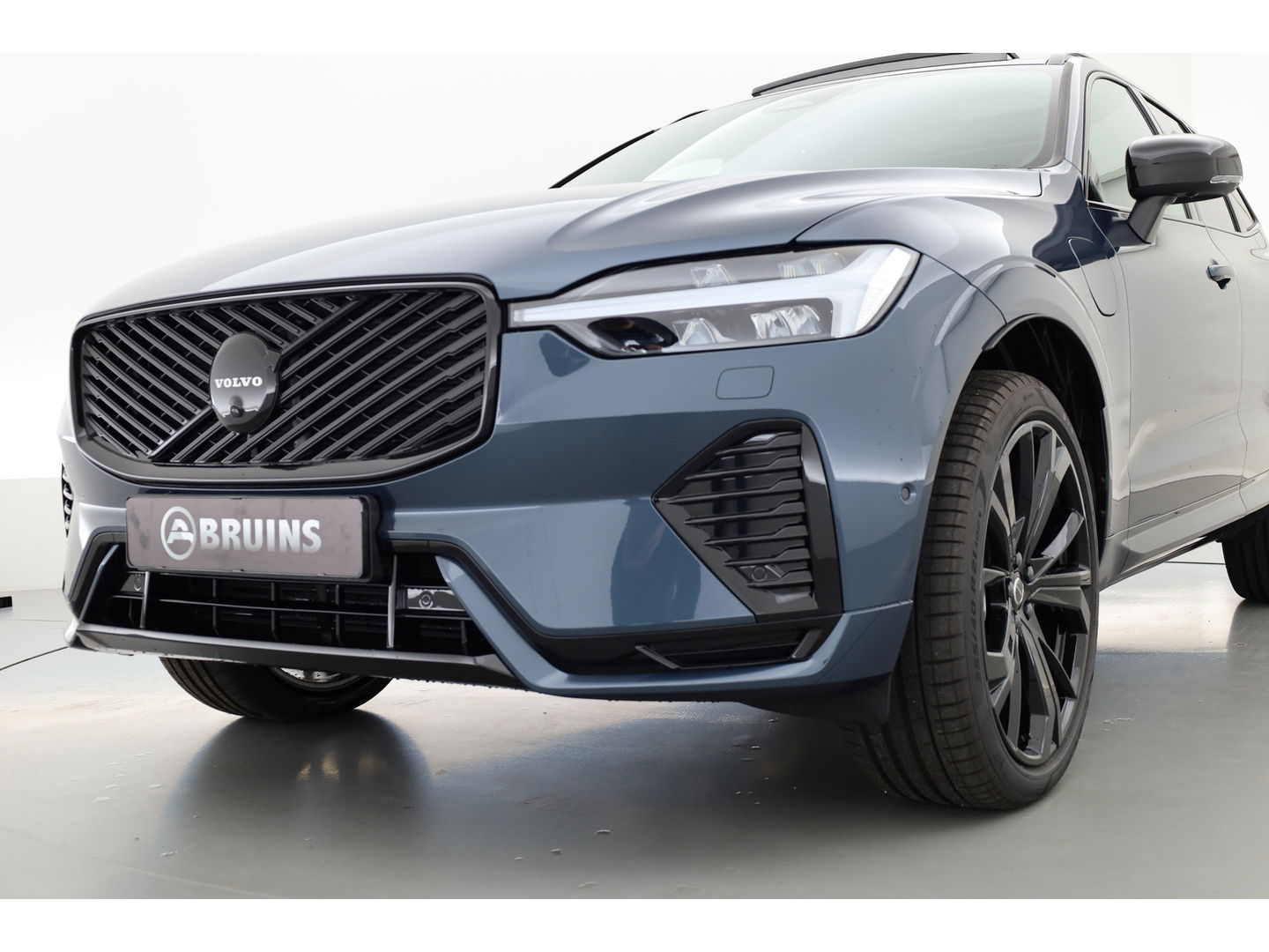 Volvo XC60 2.0 T6 Plug-in hybrid AWD Ultra Black Edition | Facelift | Pano-dak | HUD | H&K Audio | Sportstoelen | ACC | 4x stoel + stuurverw. |