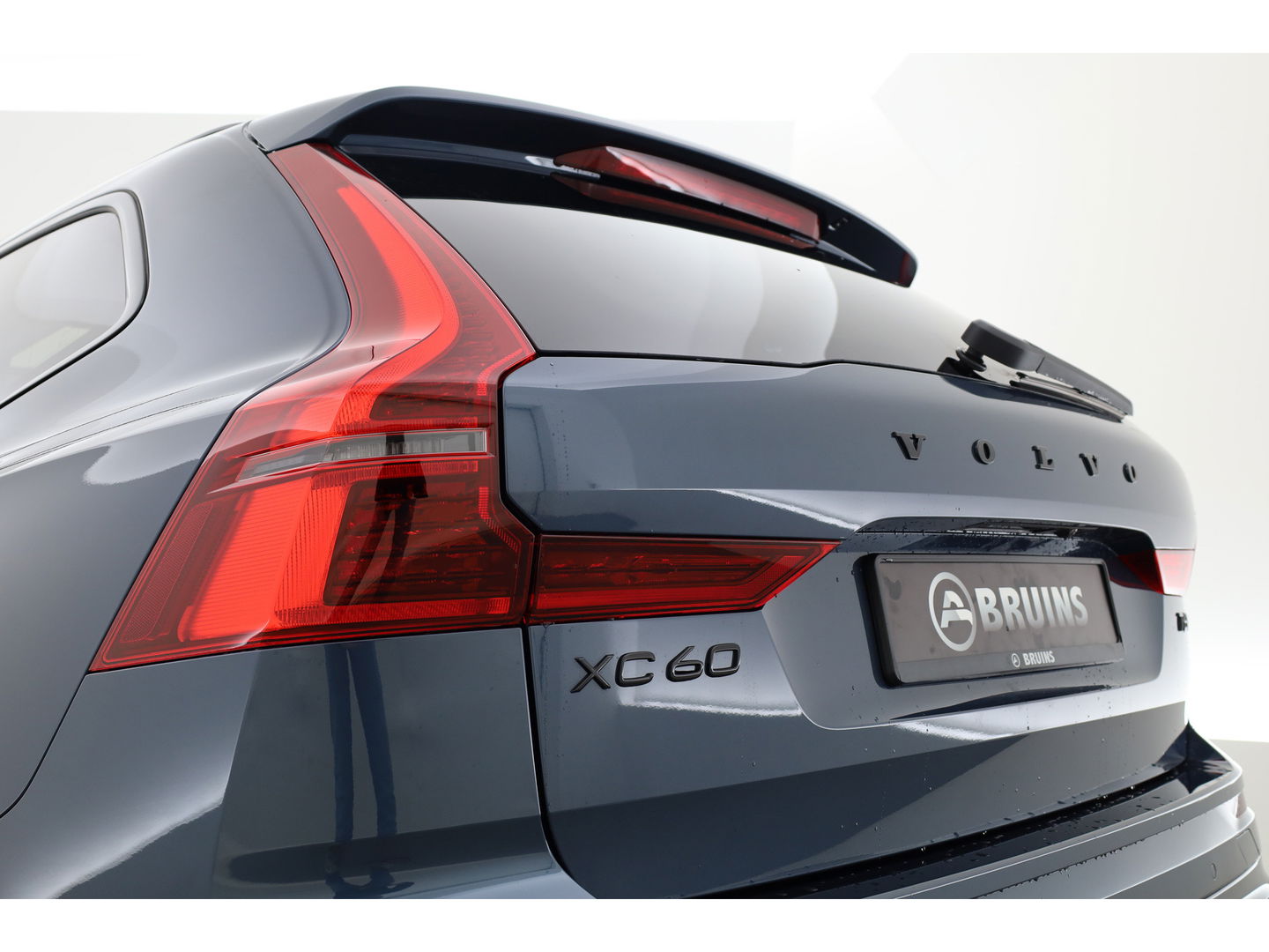 Volvo XC60 2.0 T6 Plug-in hybrid AWD Ultra Black Edition | Facelift | Pano-dak | HUD | H&K Audio | Sportstoelen | ACC | 4x stoel + stuurverw. |