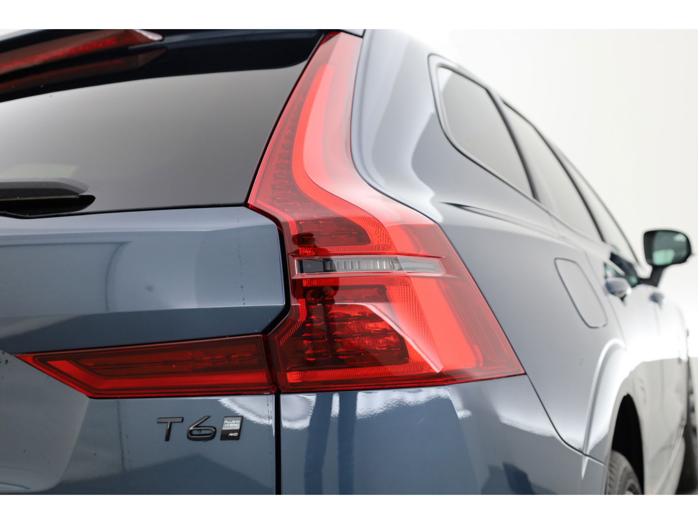 Volvo XC60 2.0 T6 Plug-in hybrid AWD Ultra Black Edition | Facelift | Pano-dak | HUD | H&K Audio | Sportstoelen | ACC | 4x stoel + stuurverw. |