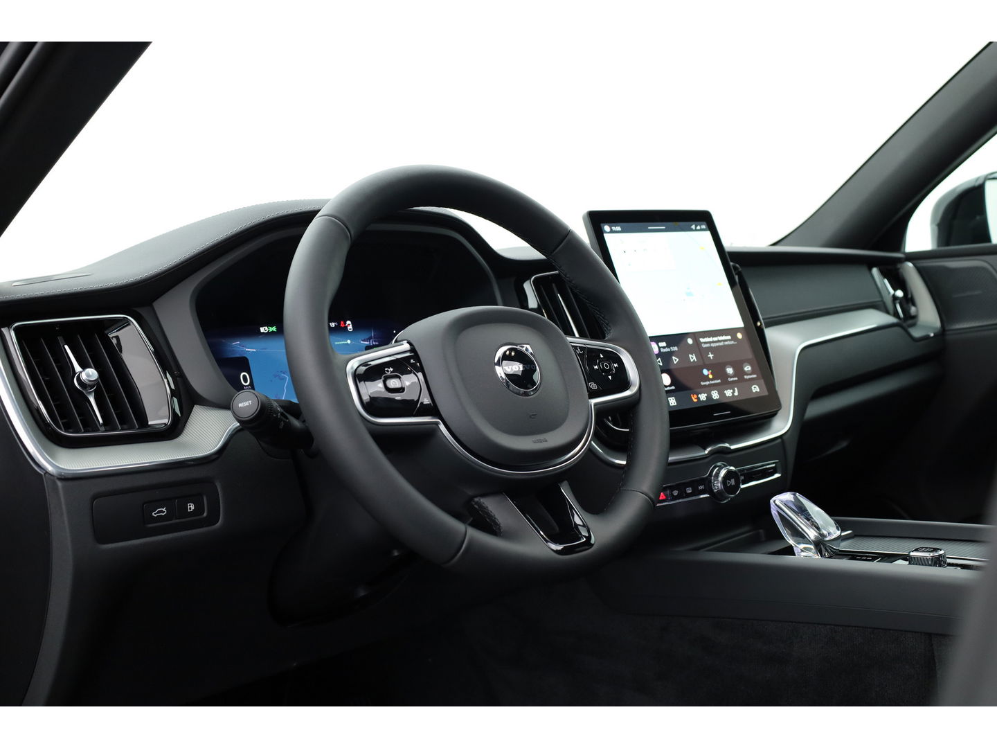 Volvo XC60 2.0 T6 Plug-in hybrid AWD Ultra Black Edition | Facelift | Pano-dak | HUD | H&K Audio | Sportstoelen | ACC | 4x stoel + stuurverw. |