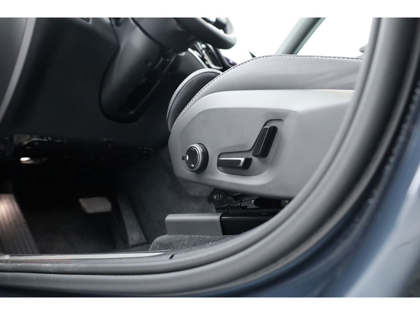 Volvo XC60 2.0 T6 Plug-in hybrid AWD Ultra Black Edition | Facelift | Pano-dak | HUD | H&K Audio | Sportstoelen | ACC | 4x stoel + stuurverw. |