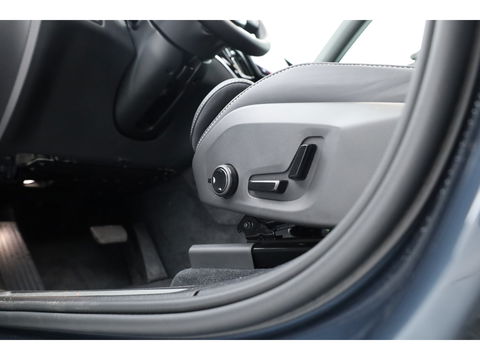 Volvo XC60 2.0 T6 Plug-in hybrid AWD Ultra Black Edition | Facelift | Pano-dak | HUD | H&K Audio | Sportstoelen | ACC | 4x stoel + stuurverw. |