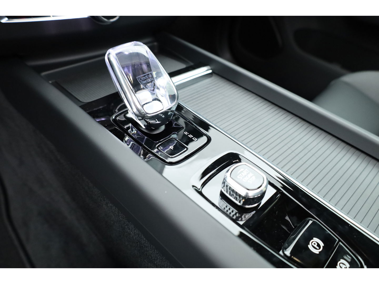 Volvo XC60 2.0 T6 Plug-in hybrid AWD Ultra Black Edition | Facelift | Pano-dak | HUD | H&K Audio | Sportstoelen | ACC | 4x stoel + stuurverw. |