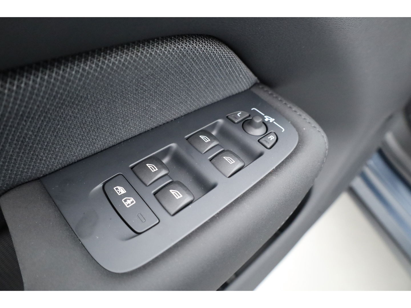 Volvo XC60 2.0 T6 Plug-in hybrid AWD Ultra Black Edition | Facelift | Pano-dak | HUD | H&K Audio | Sportstoelen | ACC | 4x stoel + stuurverw. |