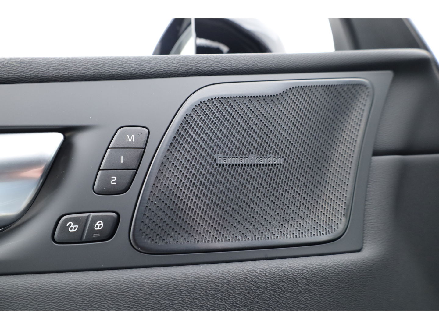 Volvo XC60 2.0 T6 Plug-in hybrid AWD Ultra Black Edition | Facelift | Pano-dak | HUD | H&K Audio | Sportstoelen | ACC | 4x stoel + stuurverw. |