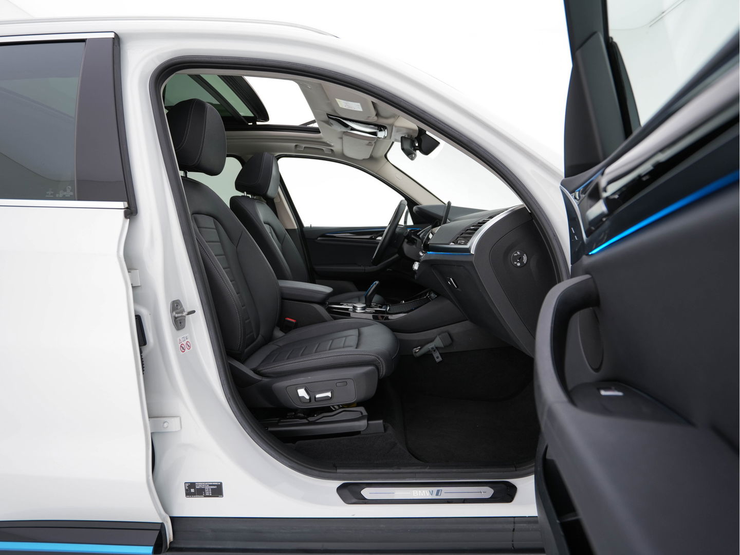 BMW iX3 Executive 80 kWh [ 3-Fase ] { SOH-96% } (INCL.BTW) Aut. *PANO | FULL-LEATHER | ADAPTIVE-CRUISE | FULL-LED | BLIND-SPOT | MEMORY-PACK | DIGI-COCKPIT | HEATED-COMFORTSEATS | CAMERA | DAB+ | NAVI-FULLMAP | 19''ALU*