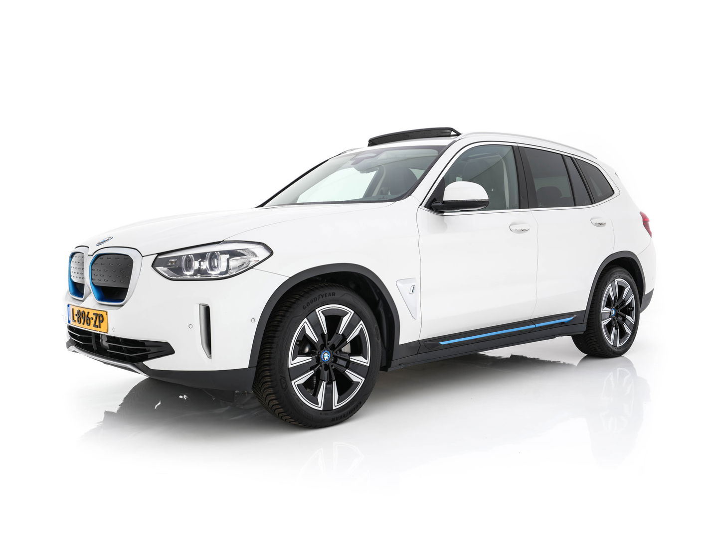 BMW iX3 Executive 80 kWh [ 3-Fase ] { SOH-96% } (INCL.BTW) Aut. *PANO | FULL-LEATHER | ADAPTIVE-CRUISE | FULL-LED | BLIND-SPOT | MEMORY-PACK | DIGI-COCKPIT | HEATED-COMFORTSEATS | CAMERA | DAB+ | NAVI-FULLMAP | 19''ALU*