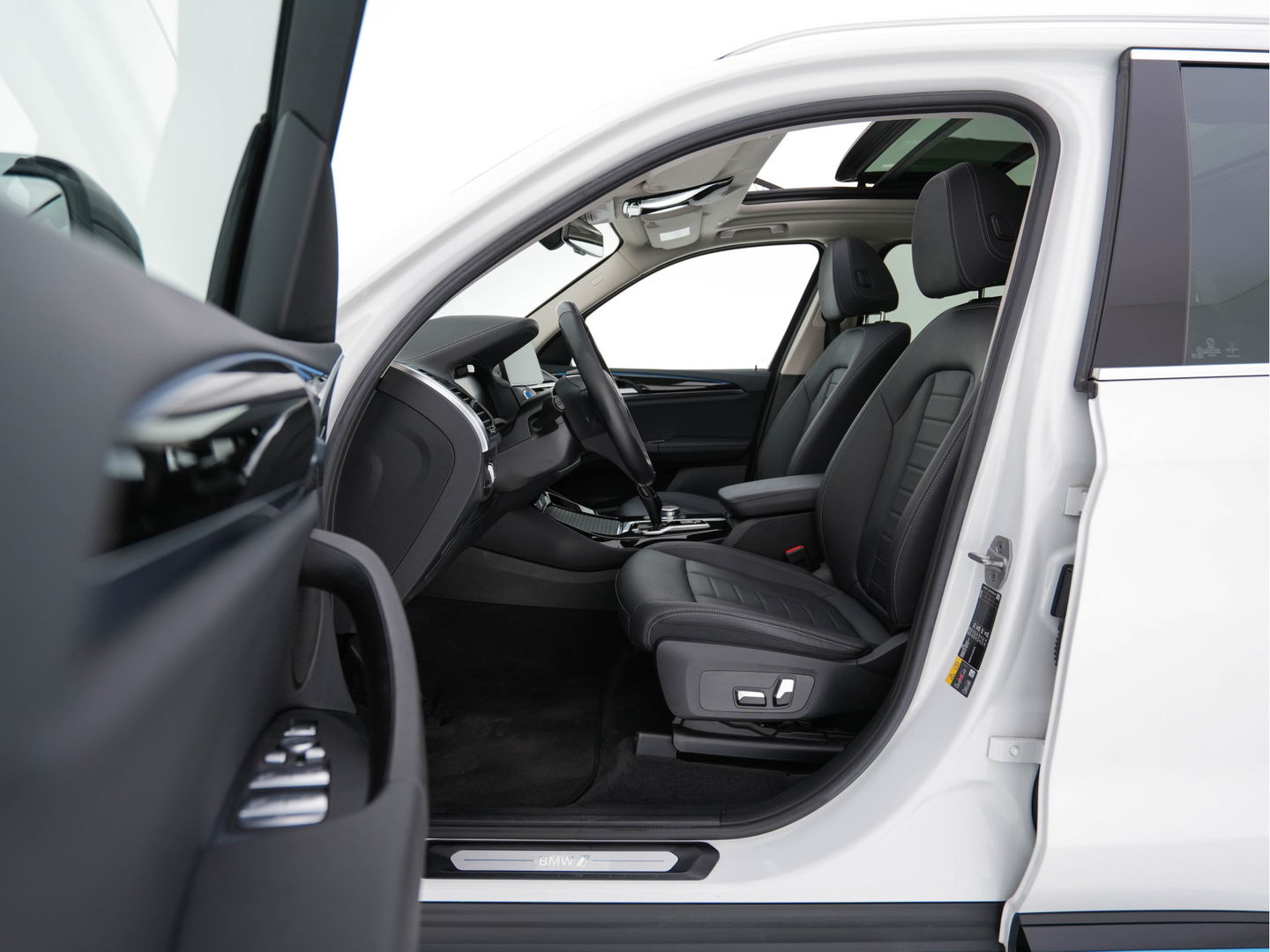 BMW iX3 Executive 80 kWh [ 3-Fase ] { SOH-96% } (INCL.BTW) Aut. *PANO | FULL-LEATHER | ADAPTIVE-CRUISE | FULL-LED | BLIND-SPOT | MEMORY-PACK | DIGI-COCKPIT | HEATED-COMFORTSEATS | CAMERA | DAB+ | NAVI-FULLMAP | 19''ALU*