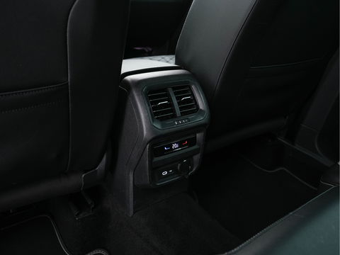 Volkswagen Tiguan 1.4 TSI R-Line Business+ (Plug-in) (INCL-BTW) Aut. *PANO | FULL-LED | ADAPTIVE-CRUISE | DIGI-COCKPIT | HEATED-COMFORTSEATS | NAV-FULLMAP | DAB+ | TOWBAR | PRIVACY-GLASS | ECC | PDC | 19''ALU