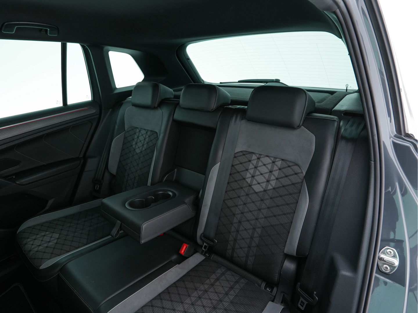 Volkswagen Tiguan 1.4 TSI R-Line Business+ (Plug-in) (INCL-BTW) Aut. *PANO | FULL-LED | ADAPTIVE-CRUISE | DIGI-COCKPIT | HEATED-COMFORTSEATS | NAV-FULLMAP | DAB+ | TOWBAR | PRIVACY-GLASS | ECC | PDC | 19''ALU