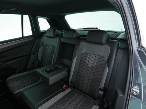 Volkswagen Tiguan 1.4 TSI R-Line Business+ (Plug-in) (INCL-BTW) Aut. *PANO | FULL-LED | ADAPTIVE-CRUISE | DIGI-COCKPIT | HEATED-COMFORTSEATS | NAV-FULLMAP | DAB+ | TOWBAR | PRIVACY-GLASS | ECC | PDC | 19''ALU