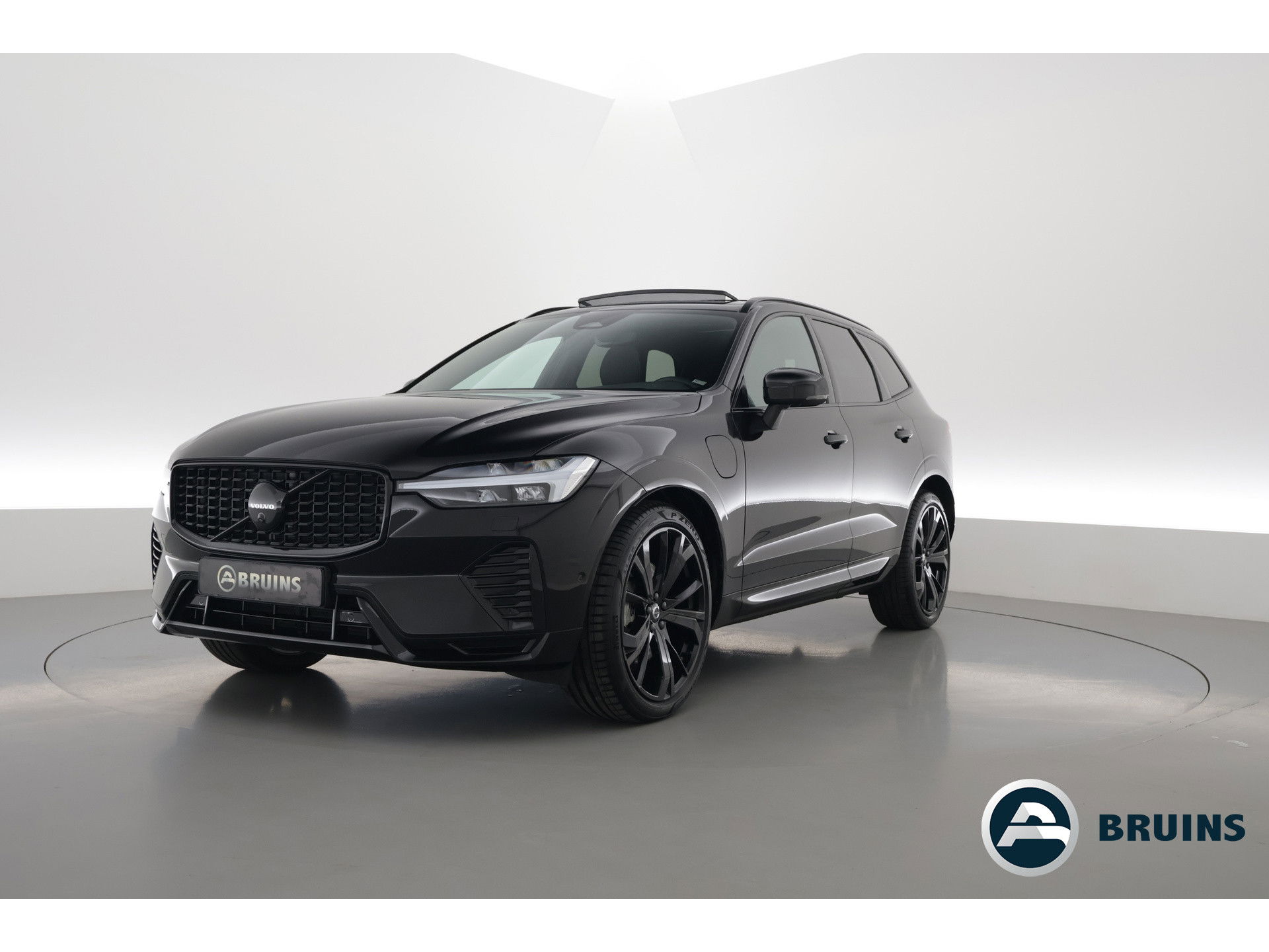 Volvo XC60 2.0 T6 Plug-in hybrid AWD Plus Black Edition | Luchtvering | Head-up | 360 camera | ACC | Pano-dak | H&K audio |