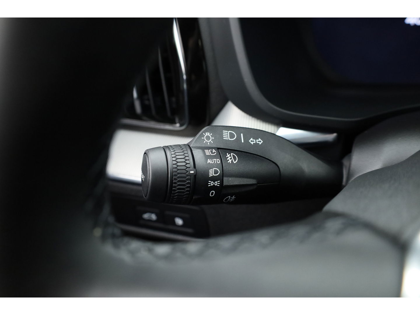 Volvo XC60 2.0 T6 Plug-in hybrid AWD Plus Black Edition | Luchtvering | Head-up | 360 camera | ACC | Pano-dak | H&K audio |