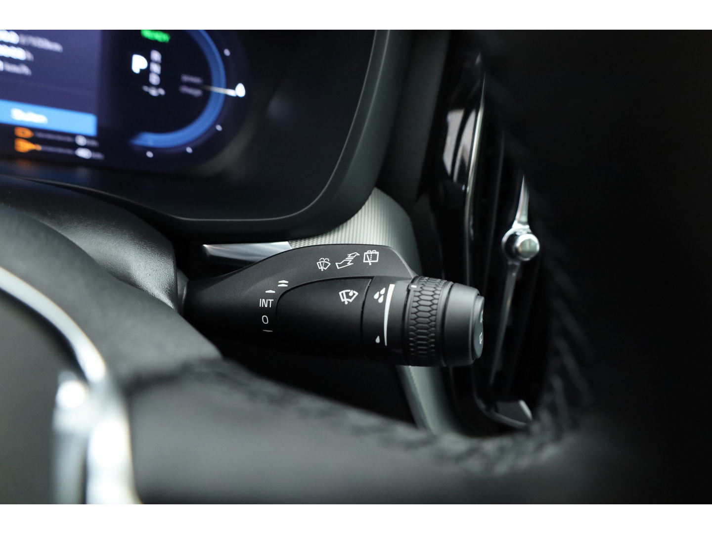 Volvo XC60 2.0 T6 Plug-in hybrid AWD Plus Black Edition | Luchtvering | Head-up | 360 camera | ACC | Pano-dak | H&K audio |