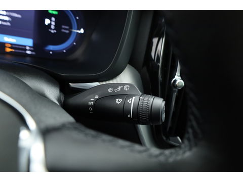 Volvo XC60 2.0 T6 Plug-in hybrid AWD Plus Black Edition | Luchtvering | Head-up | 360 camera | ACC | Pano-dak | H&K audio |