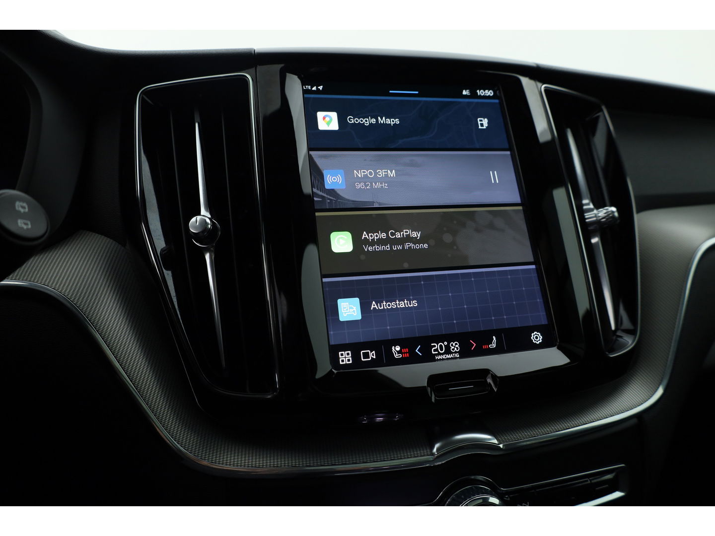 Volvo XC60 2.0 T6 Plug-in hybrid AWD Plus Black Edition | Luchtvering | Head-up | 360 camera | ACC | Pano-dak | H&K audio |