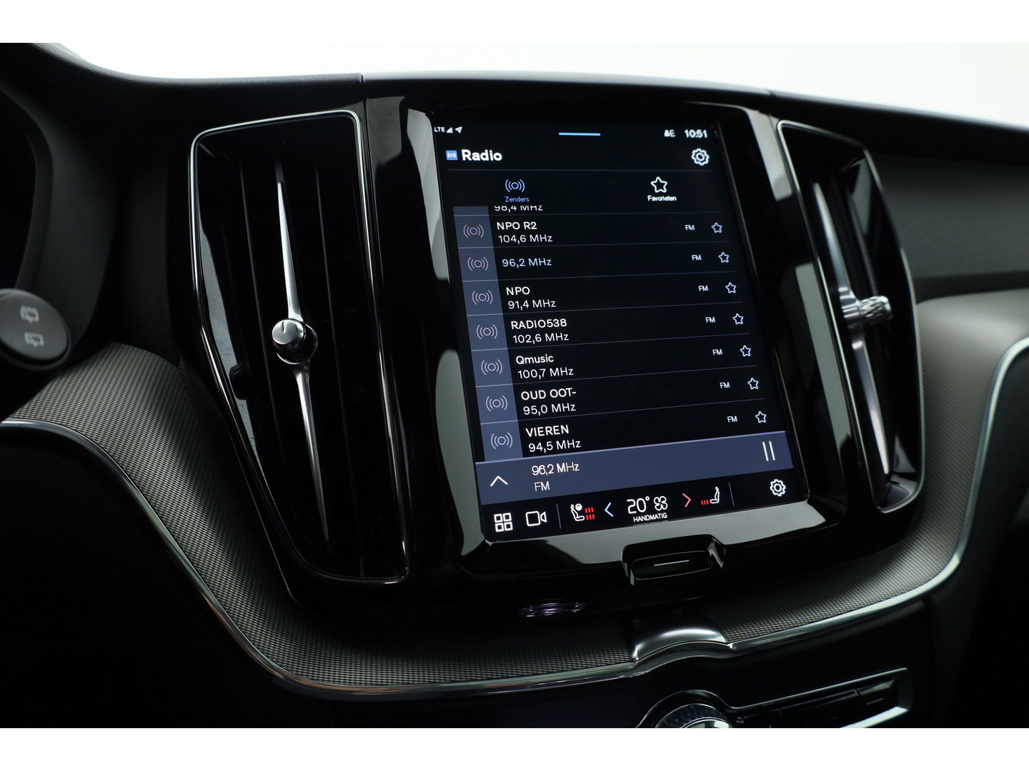 Volvo XC60 2.0 T6 Plug-in hybrid AWD Plus Black Edition | Luchtvering | Head-up | 360 camera | ACC | Pano-dak | H&K audio |