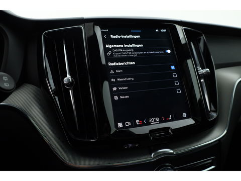 Volvo XC60 2.0 T6 Plug-in hybrid AWD Plus Black Edition | Luchtvering | Head-up | 360 camera | ACC | Pano-dak | H&K audio |