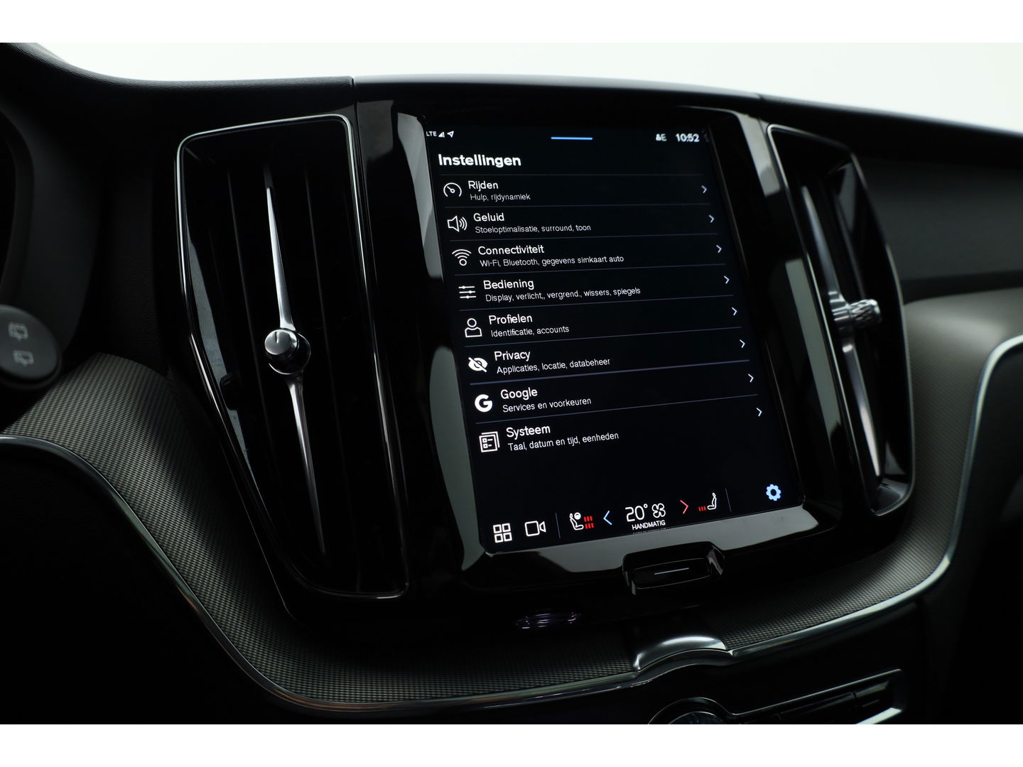 Volvo XC60 2.0 T6 Plug-in hybrid AWD Plus Black Edition | Luchtvering | Head-up | 360 camera | ACC | Pano-dak | H&K audio |