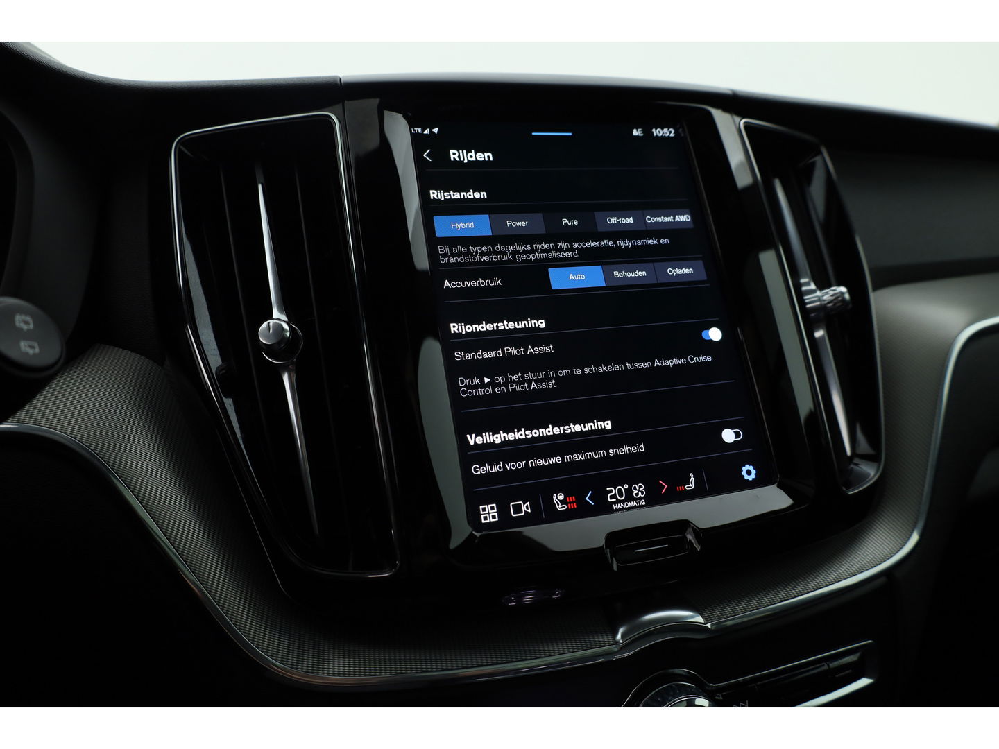 Volvo XC60 2.0 T6 Plug-in hybrid AWD Plus Black Edition | Luchtvering | Head-up | 360 camera | ACC | Pano-dak | H&K audio |