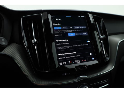 Volvo XC60 2.0 T6 Plug-in hybrid AWD Plus Black Edition | Luchtvering | Head-up | 360 camera | ACC | Pano-dak | H&K audio |