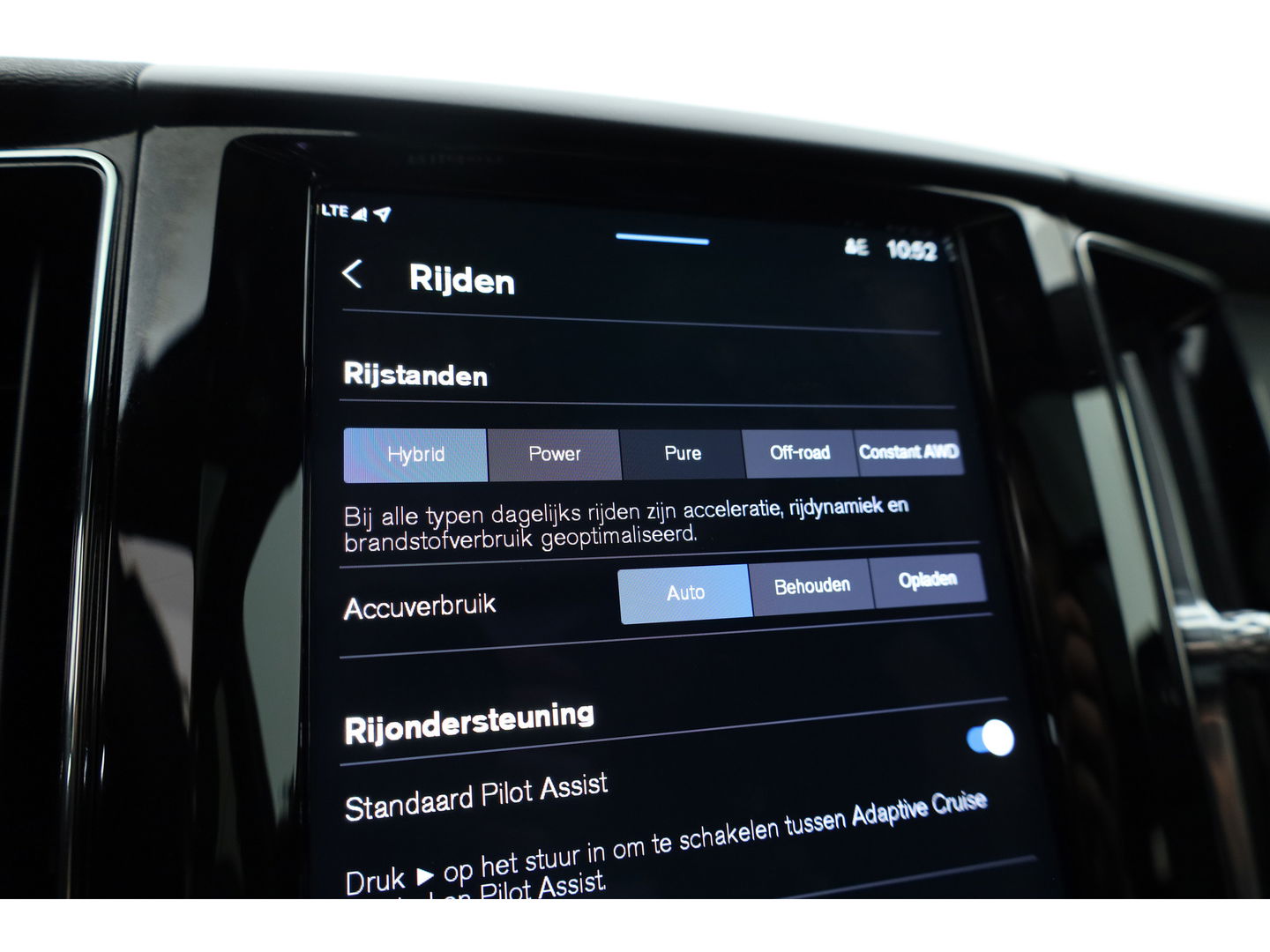 Volvo XC60 2.0 T6 Plug-in hybrid AWD Plus Black Edition | Luchtvering | Head-up | 360 camera | ACC | Pano-dak | H&K audio |