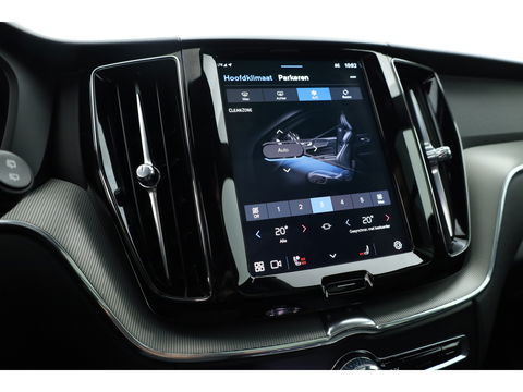 Volvo XC60 2.0 T6 Plug-in hybrid AWD Plus Black Edition | Luchtvering | Head-up | 360 camera | ACC | Pano-dak | H&K audio |