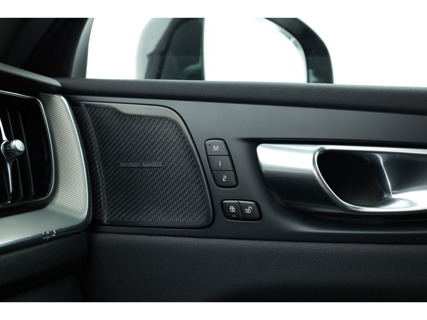 Volvo XC60 2.0 T6 Plug-in hybrid AWD Plus Black Edition | Luchtvering | Head-up | 360 camera | ACC | Pano-dak | H&K audio |