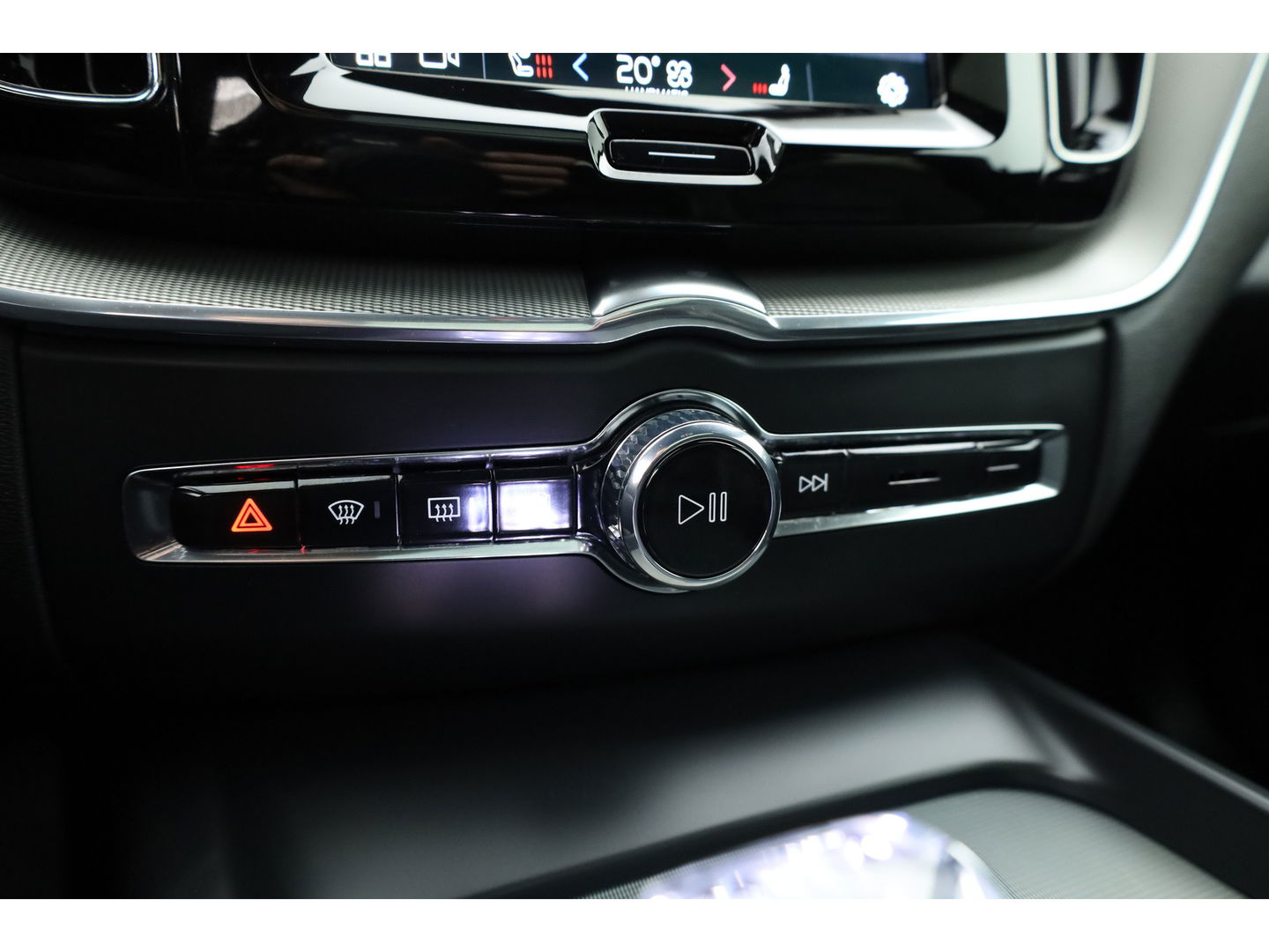 Volvo XC60 2.0 T6 Plug-in hybrid AWD Plus Black Edition | Luchtvering | Head-up | 360 camera | ACC | Pano-dak | H&K audio |