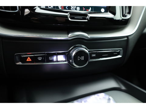 Volvo XC60 2.0 T6 Plug-in hybrid AWD Plus Black Edition | Luchtvering | Head-up | 360 camera | ACC | Pano-dak | H&K audio |