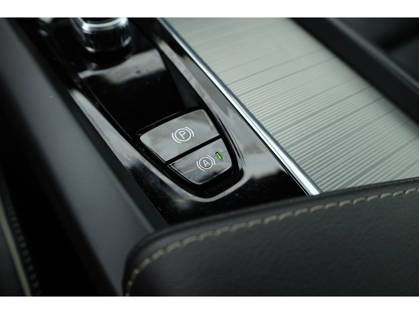 Volvo XC60 2.0 T6 Plug-in hybrid AWD Plus Black Edition | Luchtvering | Head-up | 360 camera | ACC | Pano-dak | H&K audio |