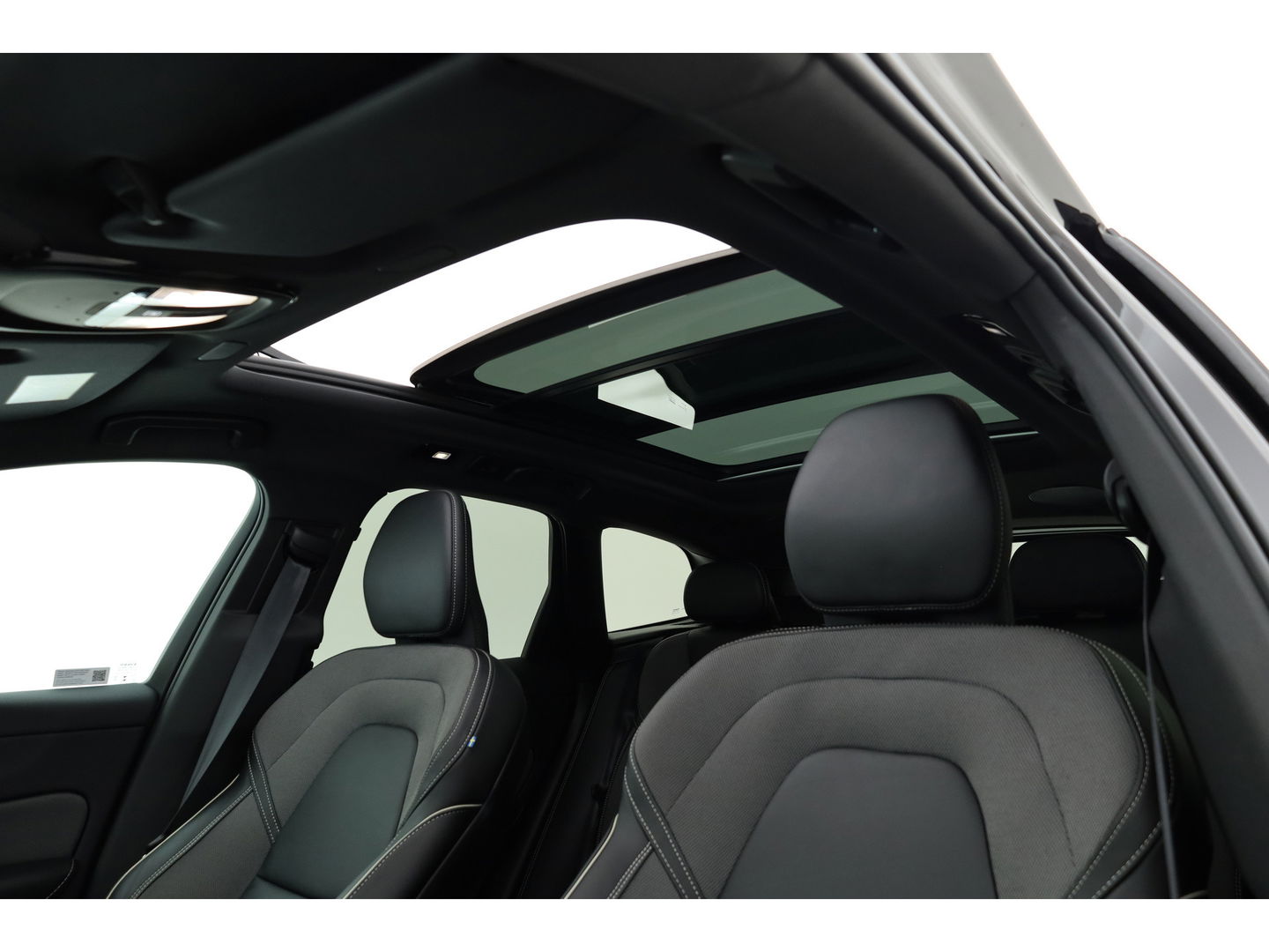 Volvo XC60 2.0 T6 Plug-in hybrid AWD Plus Black Edition | Luchtvering | Head-up | 360 camera | ACC | Pano-dak | H&K audio |