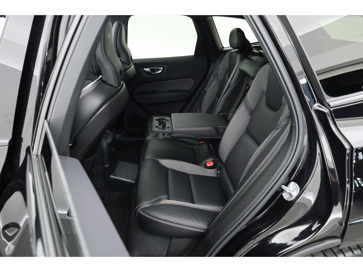 Volvo XC60 2.0 T6 Plug-in hybrid AWD Plus Black Edition | Luchtvering | Head-up | 360 camera | ACC | Pano-dak | H&K audio |