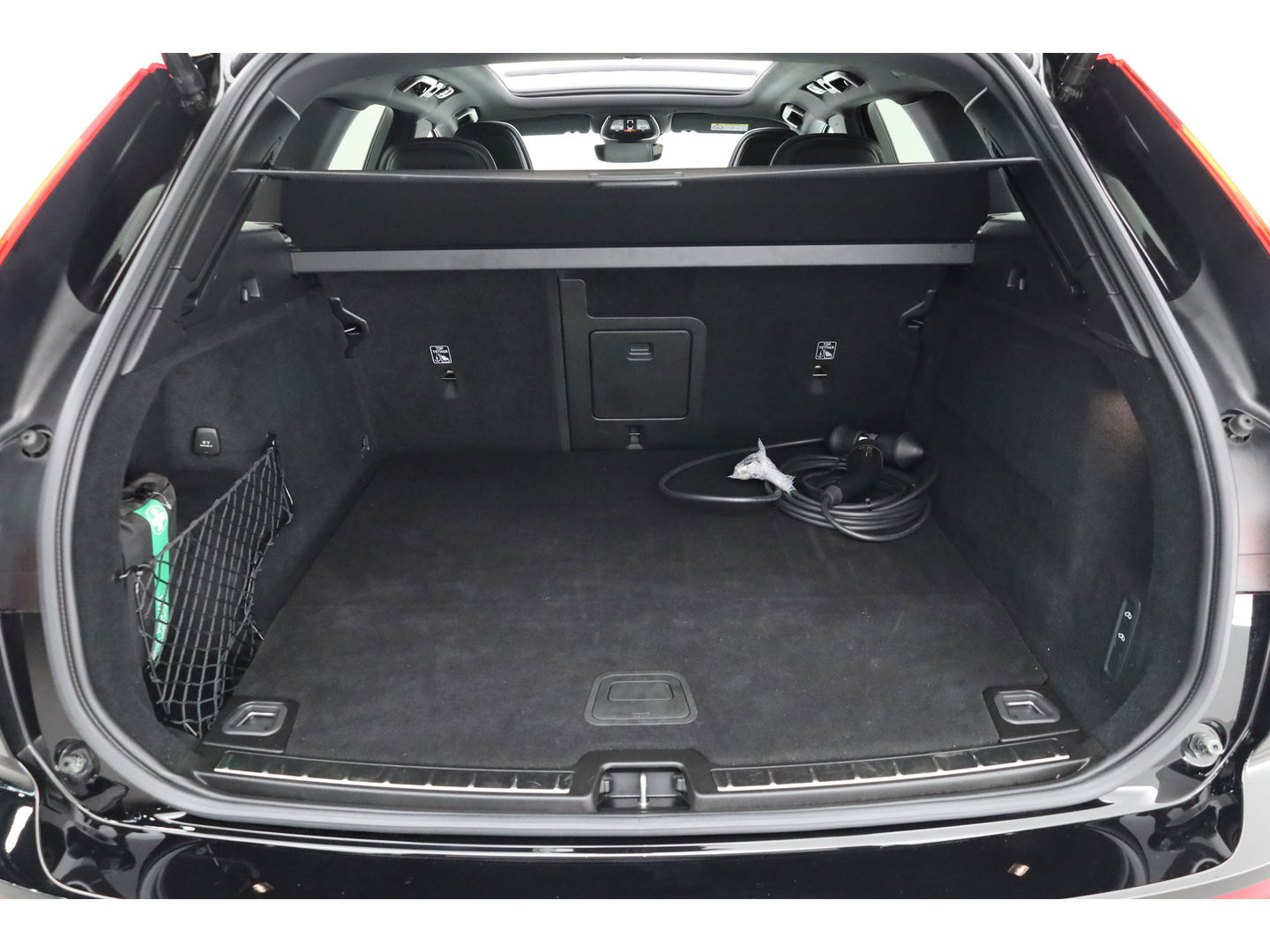 Volvo XC60 2.0 T6 Plug-in hybrid AWD Plus Black Edition | Luchtvering | Head-up | 360 camera | ACC | Pano-dak | H&K audio |