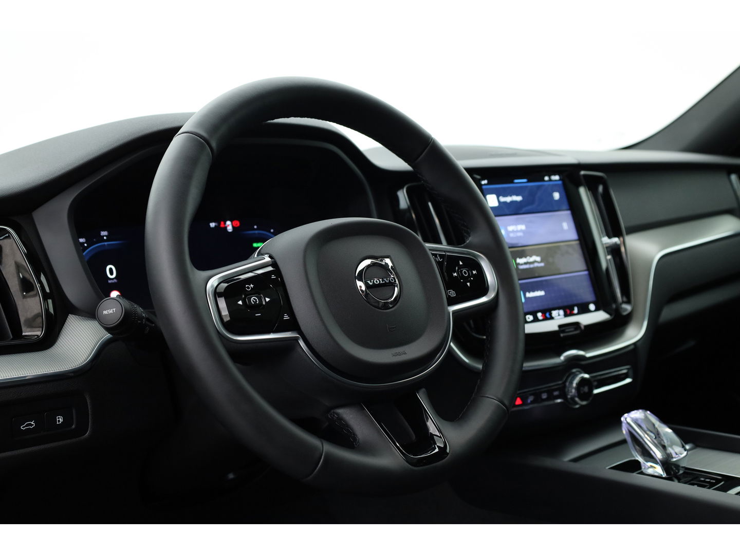 Volvo XC60 2.0 T6 Plug-in hybrid AWD Plus Black Edition | Luchtvering | Head-up | 360 camera | ACC | Pano-dak | H&K audio |