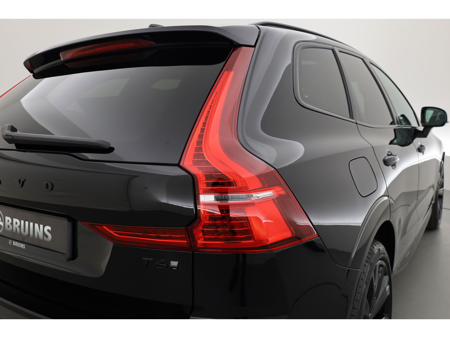 Volvo XC60 2.0 T6 Plug-in hybrid AWD Plus Black Edition | Luchtvering | Head-up | 360 camera | ACC | Pano-dak | H&K audio |