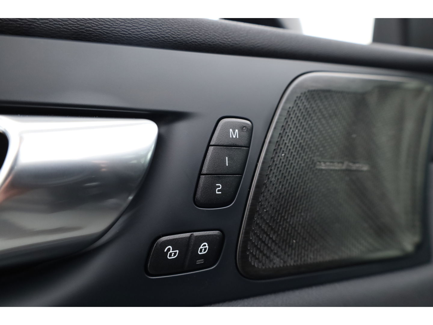 Volvo XC60 2.0 T6 Plug-in hybrid AWD Plus Black Edition | Luchtvering | Head-up | 360 camera | ACC | Pano-dak | H&K audio |