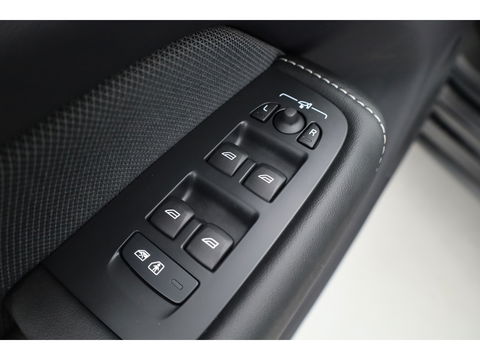 Volvo XC60 2.0 T6 Plug-in hybrid AWD Plus Black Edition | Luchtvering | Head-up | 360 camera | ACC | Pano-dak | H&K audio |