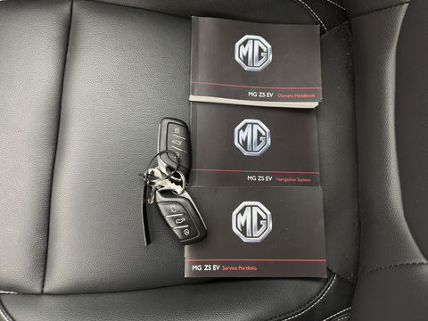 MG ZS EV Luxury 45 kWh [3-Fase] {SOH-100%} Aut. *PANO | LUXURY-LEATHER | CCS-FASTLOADER | KEYLESS | NAVI-FULLMAP | ADAPTIVE-CRUISE | CAMERA | HEATED-SPORTSEATS | CARPLAY | BLINDSPOT | DAB | LANE-ASSIST | PRIVACY-GLASS | 17''ALU*