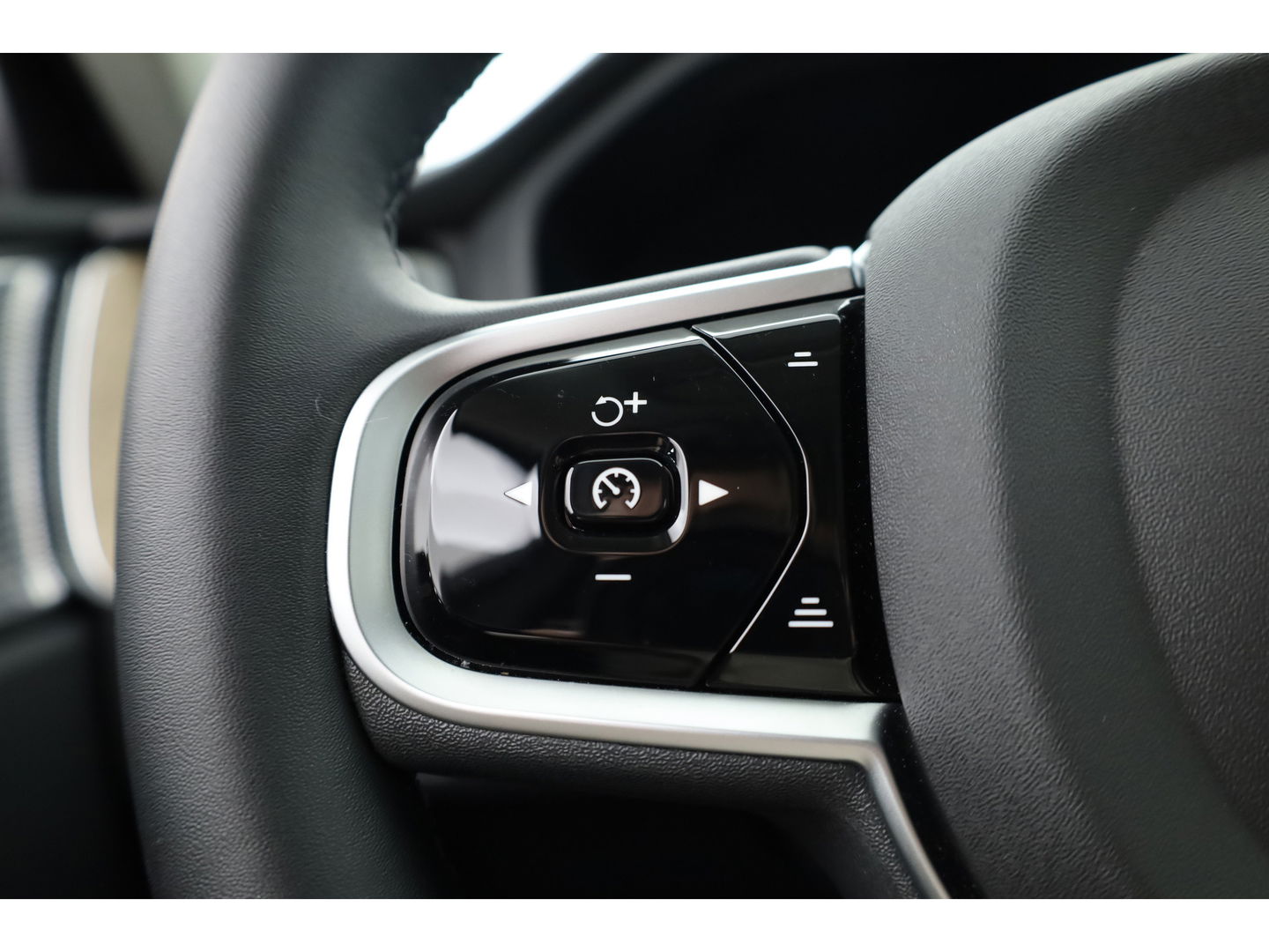 Volvo XC60 2.0 T8 Plug-in hybrid AWD Ultra Dark | Facelift | Forest Lake | Luchtvering | Massage | Bowers & Wilkins |