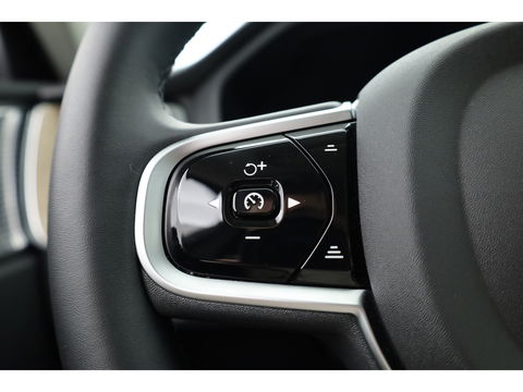 Volvo XC60 2.0 T8 Plug-in hybrid AWD Ultra Dark | Facelift | Forest Lake | Luchtvering | Massage | Bowers & Wilkins |