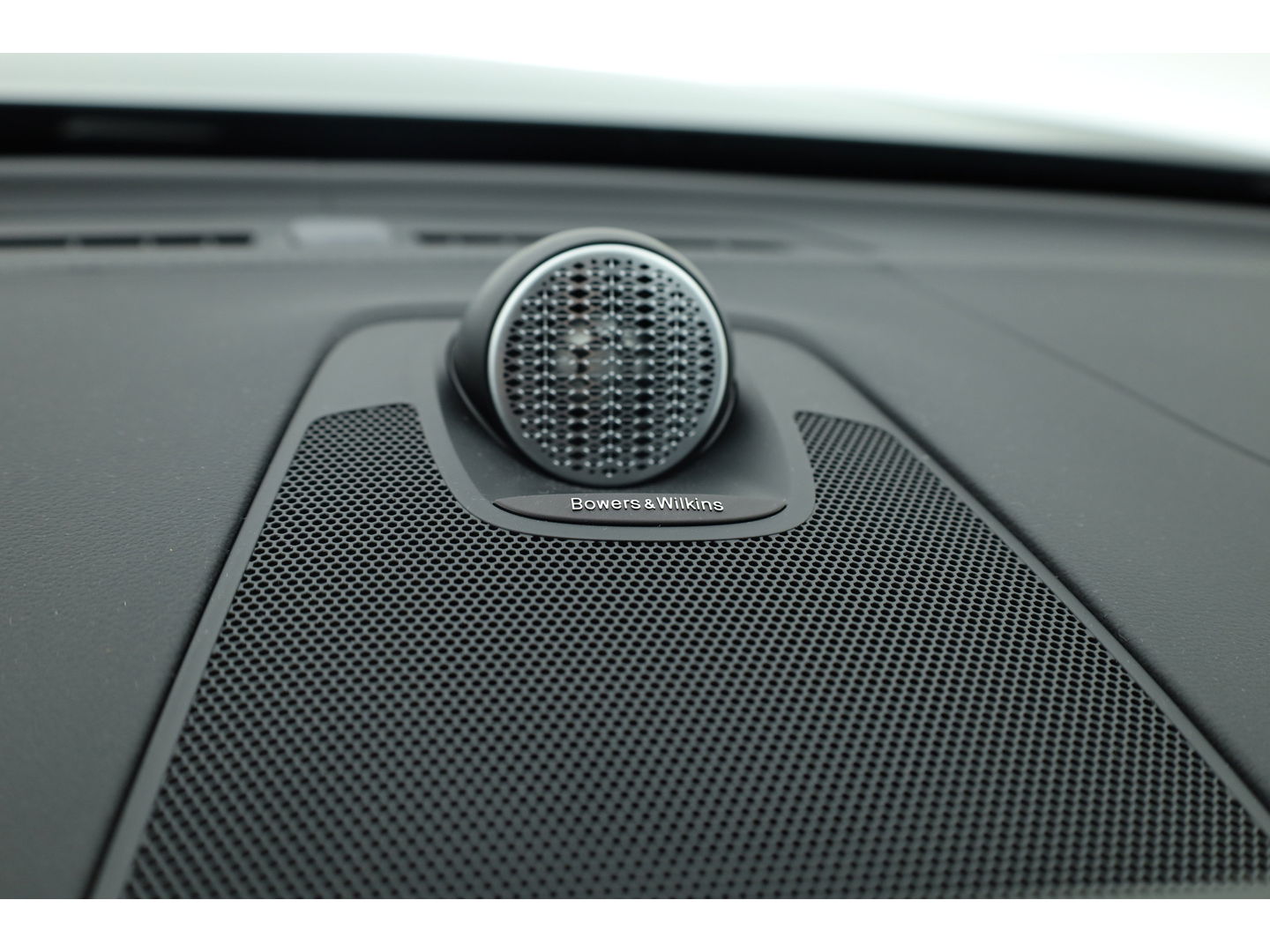 Volvo XC60 2.0 T8 Plug-in hybrid AWD Ultra Dark | Facelift | Forest Lake | Luchtvering | Massage | Bowers & Wilkins |