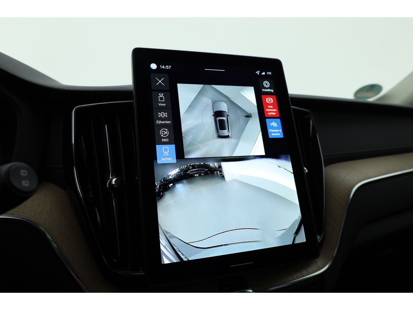 Volvo XC60 2.0 T8 Plug-in hybrid AWD Ultra Dark | Facelift | Forest Lake | Luchtvering | Massage | Bowers & Wilkins |